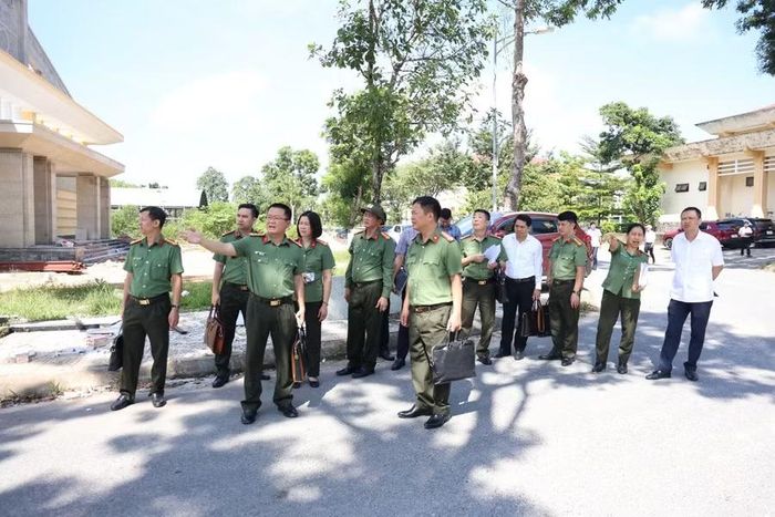 Đoàn khảo sát tại trụ sở cũ Công an tỉnh Quảng Trị tại đường Điện Biên Phủ, phường Nam Đông Hà.