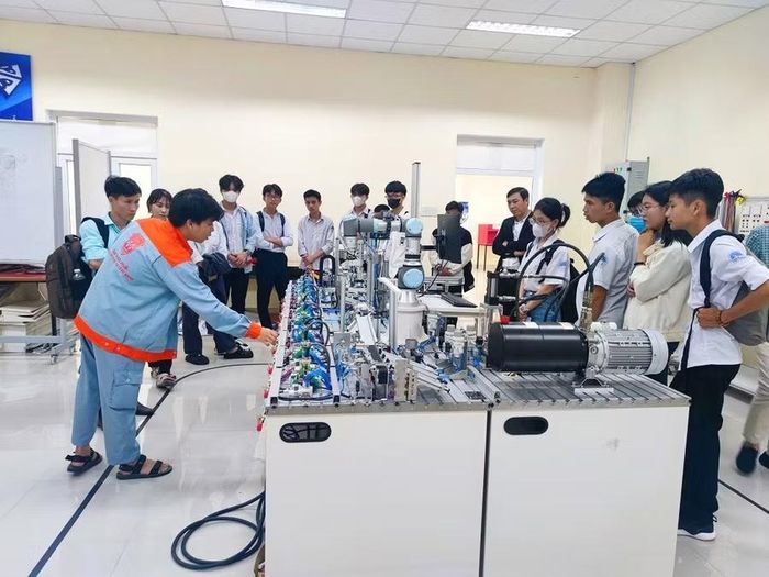 Sinh viên Trường Kỹ thuật và Công nghệ - Đại học Huế được giảng viên hướng dẫn những kỹ thuật phức tạp về máy móc.