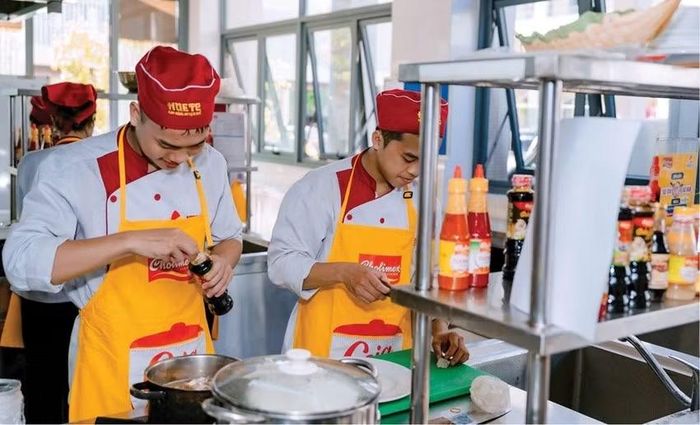 Từ giáo viên khối GDNN được bồi dưỡng tốt đã đào tạo ra nhiều thế hệ sinh viên giỏi nghề. Trong ảnh là các sinh viên Trường Cao đẳng Du lịch Huế thực hành nghề nấu ăn.