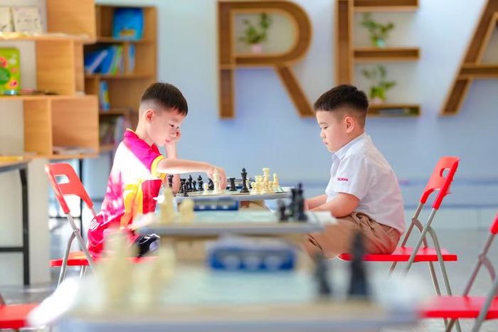 Sự tĩnh lặng đối lập đầy kịch tính tại bộ môn Cờ vua, nơi các kỳ thủ nhí đấu trí qua từng nước cờ chiến thuật.