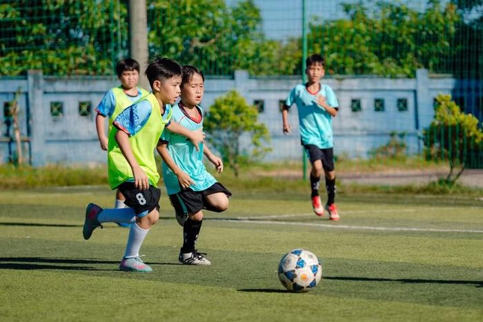 Sức nóng trên sân cỏ nhân tạo khi các chân sút nhí nỗ lực tranh bóng, phô diễn tốc độ và kỹ thuật cá nhân tại bộ môn Bóng đá.