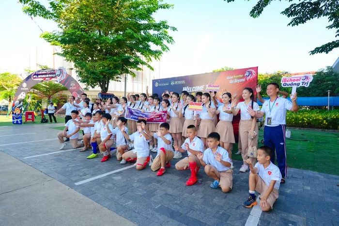 Đoàn thể thao iSchool Quảng Trị rạng rỡ check-in tại khuôn viên điểm trường đăng cai UKA Huế trong ngày đầu hội tụ.