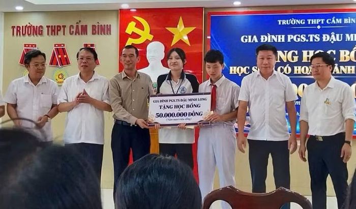 Gia đình PGS.TS Đậu Minh Long ủng hộ hoàn cảnh chị em Hiền 50 triệu đồng.