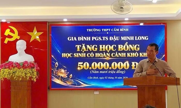 PGS.TS Đậu Minh Long động viên, chia sẻ với hoàn cảnh khó khăn của gia đình em Hiền.