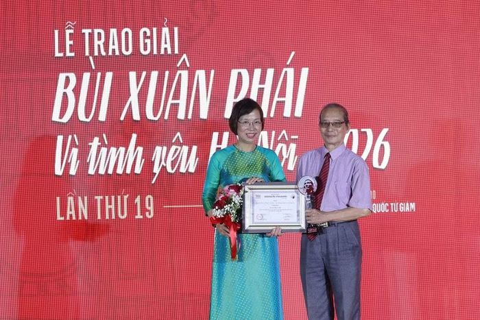Nhà báo Vũ Việt Trang, Tổng giám đốc TTXVN trao Giải thưởng Lớn cho nhà thơ Bằng Việt.