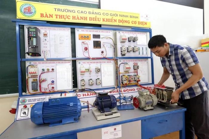 Thiết bị “Bàn thực hành điều khiển động cơ điện” của Trường Cao đẳng cơ giới Ninh Bình.