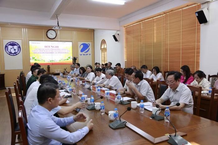 Các đại biểu trao đổi, đánh giá kết quả mà Sở GD&ĐT tỉnh Hưng Yên với và các đơn vị đã đạt được.