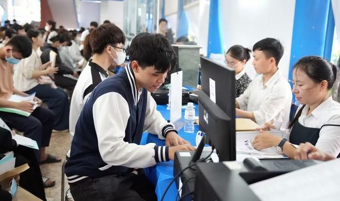 Tân sinh viên khóa 2026 Trường Đại học Thủ Dầu Một (TPHCM) làm thủ tục nhập học. Ảnh: TDMU.