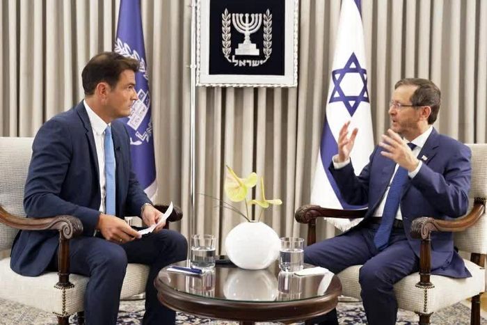 Tổng thống Israel Isaac Herzog (phải) trả lời phóng viên Jan Philipp Burgard của Mạng lưới phóng viên toàn cầu Axel Springer ngày 1/10. (Nguồn: WELT TV)