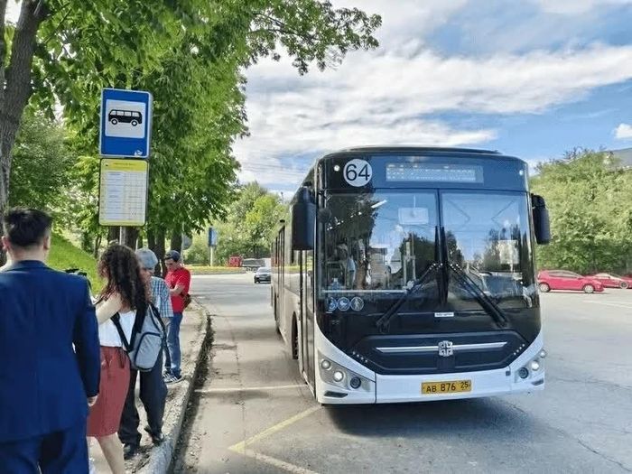 Trạm xe buýt “Công viên Hồ Chí Minh” là một trong những trạm xe buýt nhộn nhịp ở thành phố Vladivostok. (Nguồn: Tổng Lãnh sự quán Việt Nam tại Vladivostok)