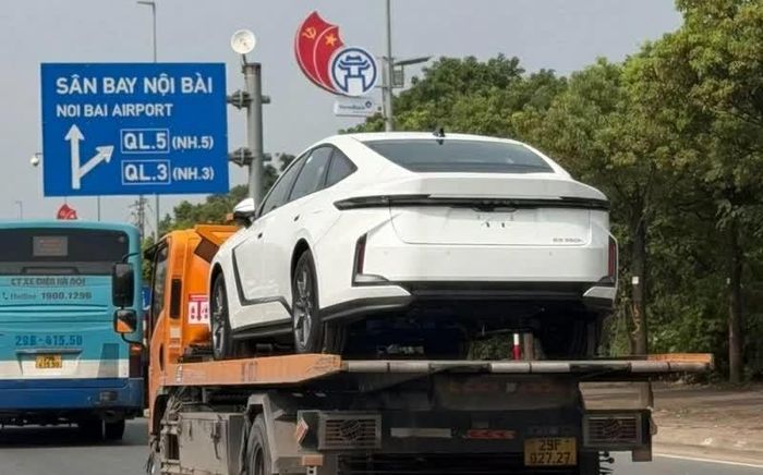 Lexus ES thế hệ mới bắt gặp trên đường phố Việt Nam.