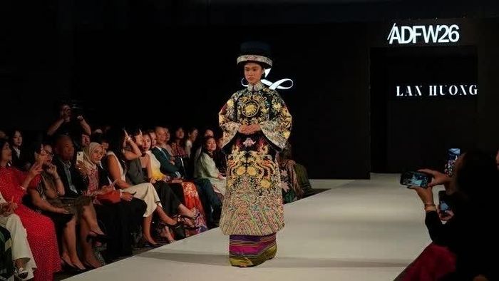 Người mẫu trình diễn một thiết kế Áo dài trên sàn runway. (Nguồn: BTC)