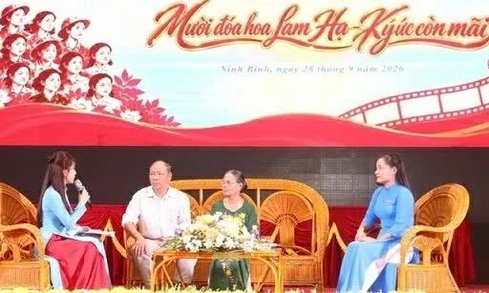  Các nhân chứng lịch sử giao lưu trong chương trình. (Ảnh: Xuân Anh) 