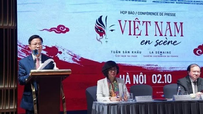 Thứ trưởng Bộ Ngoại giao Ngô Lê Văn phát biểu tại họp báo. (Ảnh: Nguyễn Hồng)