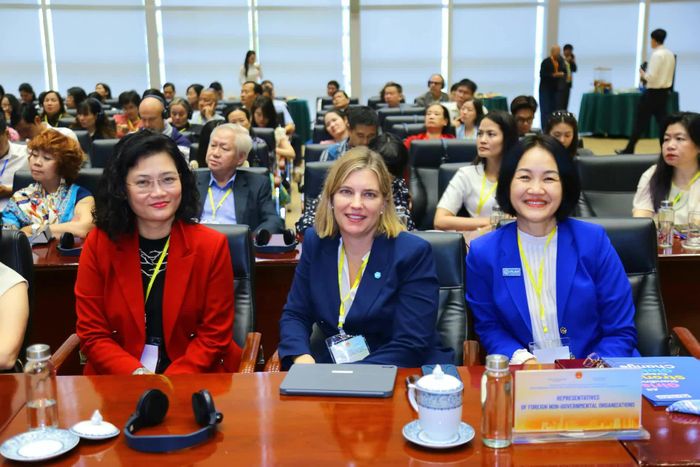 Quyền Giám đốc quốc gia của Plan International tại Việt Nam Phạm Thu Ba (ngoài cùng bên phải) tại Hội nghị. (Ảnh: Trung Anh)
