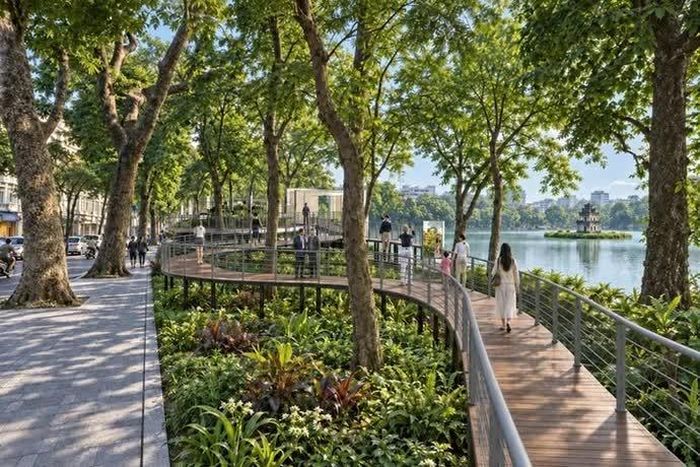 “Dải lụa ký ức” kết hợp lối dạo bộ lắp ghép tạm thời với hệ thống chiếu sáng và các khung gương nghệ thuật, tạo thêm điểm dừng chân và những góc nhìn mới về hồ Hoàn Kiếm.