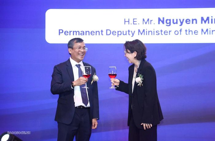 Ủy viên Trung ương Đảng, Thứ trưởng Thường trực Ngoại giao Nguyễn Minh Vũ cùng Đại sứ chỉ định Hàn Quốc tại Việt Nam Lee Mi Yeon nâng ly chúc mừng mối quan hệ tốt đẹp giữa hai nước. (Ảnh: Thành Long)