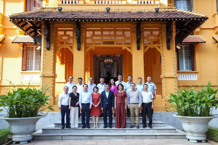 Thứ trưởng Thường trực Nguyễn Minh Vũ chụp ảnh lưu niệm cùng các đại biểu tham dự Lễ khai giảng. (Ảnh: Quang Hòa)