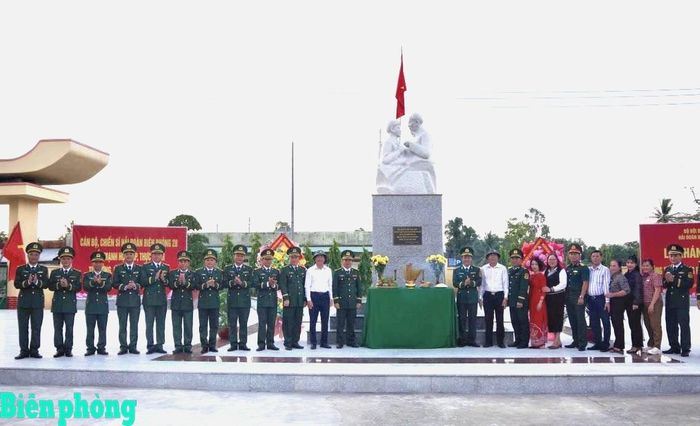 Các đại biểu chụp ảnh lưu niệm tại Tượng đài “Bác Hồ với chiến sĩ Biên phòng”. Ảnh: CTV