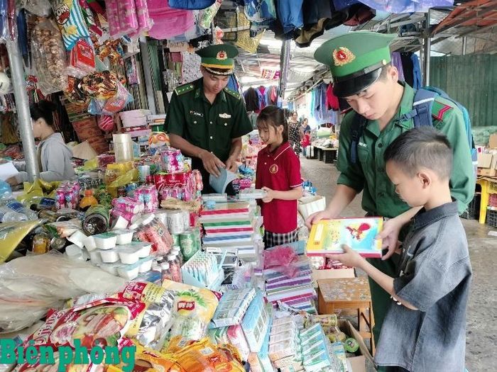 Cán bộ, chiến sĩ Đồn Biên phòng Ngọc Côn, Bộ đội Biên phòng tỉnh Cao Bằng mua sắm sách, vở cho con nuôi của đơn vị. Ảnh: Đơn vị cung cấp