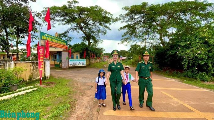 Cán bộ Đồn Biên phòng Hướng Phùng, Bộ đội Biên phòng tỉnh Quảng Trị đưa con nuôi của đơn vị tới trường. Ảnh: Đơn vị cung cấp
