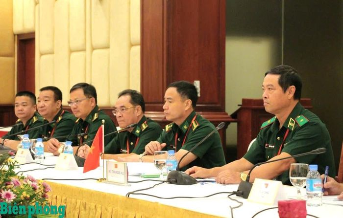 Thiếu tướng Trần Ngọc Hữu và các thành viên Đoàn đại biểu Bộ đội Biên phòng Việt Nam tham dự hội đàm. Ảnh: Văn Thương