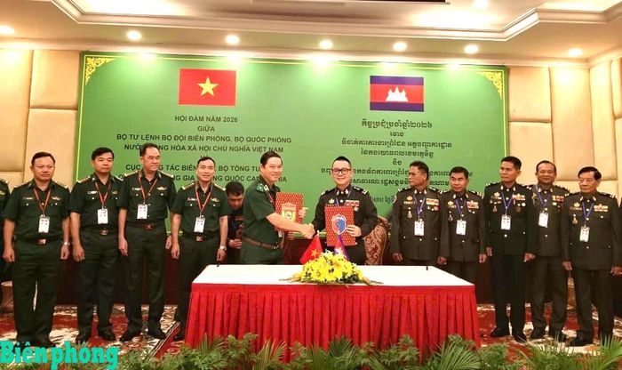 Thiếu tướng Trần Ngọc Hữu, Phó Tư lệnh Bộ đội Biên phòng Việt Nam và Trung tướng Sin Sokha, Cục trưởng Cục Công tác Biên giới Campuchia trao biên bản hội đàm. Ảnh: Văn Thương