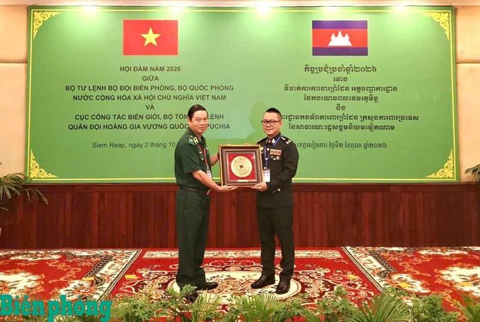 Thiếu tướng Trần Ngọc Hữu, Phó Tư lệnh Bộ đội Biên phòng Việt Nam tặng quà lưu niệm Trung tướng Sin Sokha, Cục trưởng Cục Công tác Biên giới Campuchia. Ảnh: Văn Thương