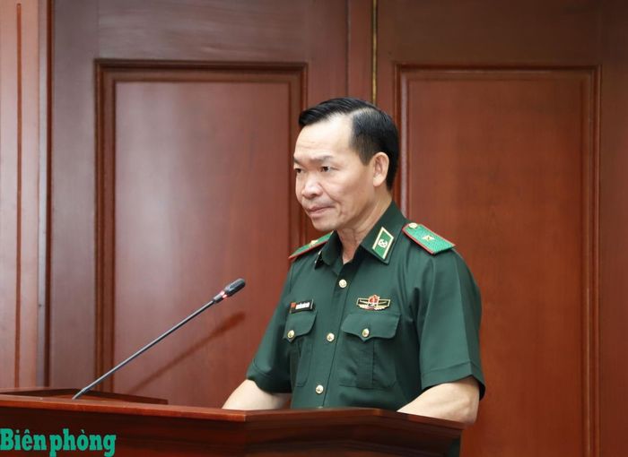 Thiếu tướng Nguyễn Xuân Toàn, Chủ nhiệm Chính trị Bộ đội Biên phòng công bố quyết định khen thưởng. Ảnh: Ngọc Lâm