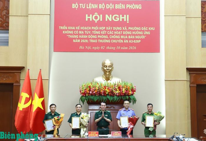 Trung tướng Vũ Trung Kiên trao thưởng cho các lực lượng có thành tích xuất sắc trong tham gia đấu tranh Chuyên án A3-626p. Ảnh: Ngọc Lâm
