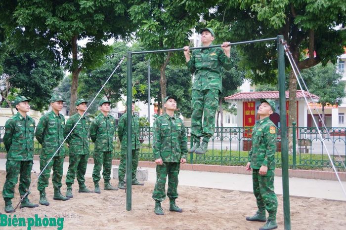 Trung sĩ Nguyễn Anh Vũ (người kéo xà) cùng các học viên của Học viện Biên phòng trong giờ rèn luyện thể lực. Ảnh: Khuất Huy