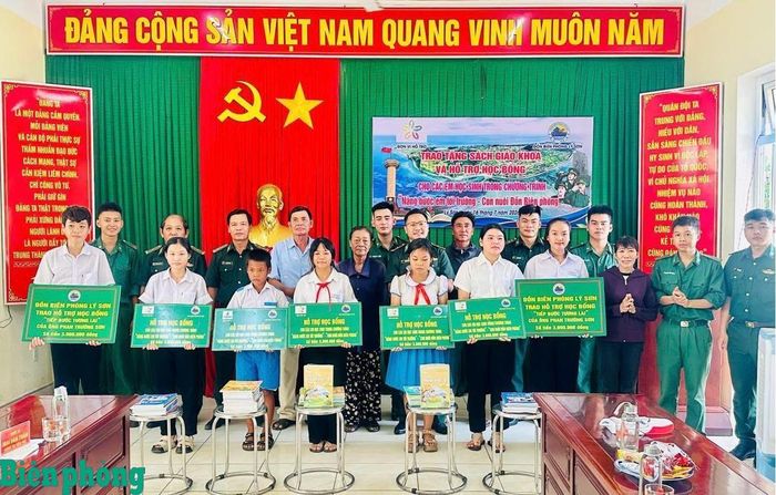 Đồn Biên phòng Lý Sơn, Bộ đội Biên phòng tỉnh Quảng Ngãi hỗ trợ các em học sinh trong Chương trình “Nâng bước em tới trường - Con nuôi đồn Biên phòng” trên địa bàn đặc khu Lý Sơn, tỉnh Quảng Ngãi. Ảnh: Tuấn Anh