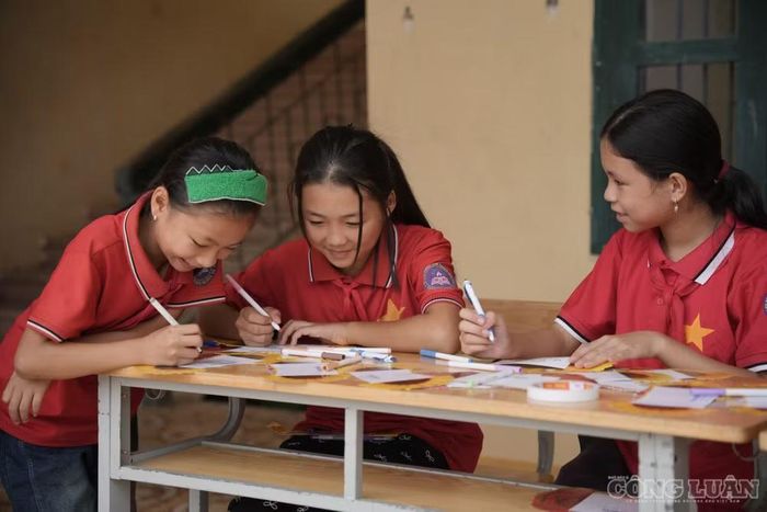 Như vậy, việc có được hỗ trợ hay không, hỗ trợ theo hình thức nào và mức bao nhiêu sẽ không tự động áp dụng cho tất cả gia đình có hai con gái dưới 16 tuổi.