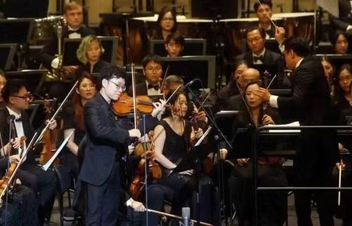 Các nghệ sĩ trình diễn tại chương trình nghệ thuật “Hòa âm Trung - Việt” diễn ra tối 1/10 tại Nhà hát Hồ Gươm, Hà Nội. Ảnh: CAND