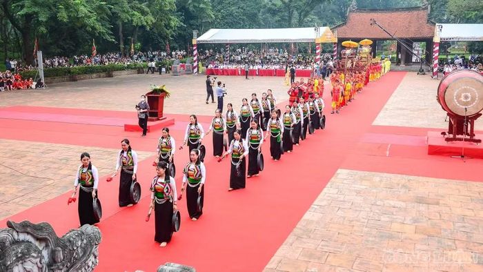 Toàn cảnh khu vực sân Rồng nơi diễn ra lễ hội