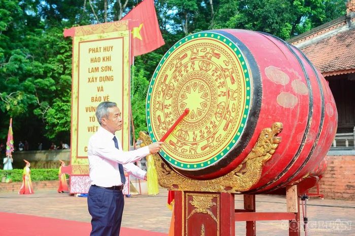 Sau các nghi lễ, Bí thư Tỉnh ủy Lê Đức Thái đã đánh trống khai hội