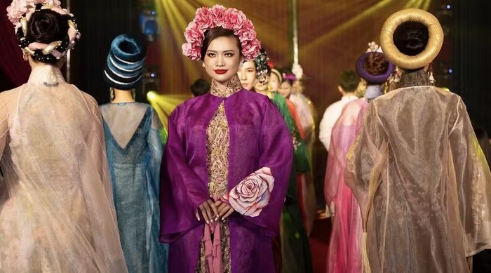 Thời trang có thể trở thành một phương tiện giúp công chúng hình dung về từng giai đoạn lịch sử và đời sống. Ảnh: BTC