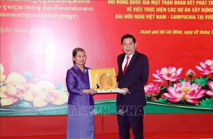 Bà Samdech Men Sam An trao tặng quà đối ngoại cho Thượng tướng Nguyễn Văn Gấu. Ảnh TTXVN.