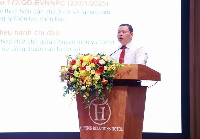 Ông Trần Tuấn Khanh – Chủ tịch Công đoàn Tổng công ty báo cáo kết quả tổ chức, tổng hợp các kiến nghị từ các Hội nghị Người lao động các đơn vị năm 2024-2026; báo cáo công khai tình hình quản lý, phân phối, sử dụng các quỹ Nhân đạo các năm 2024, 2025.