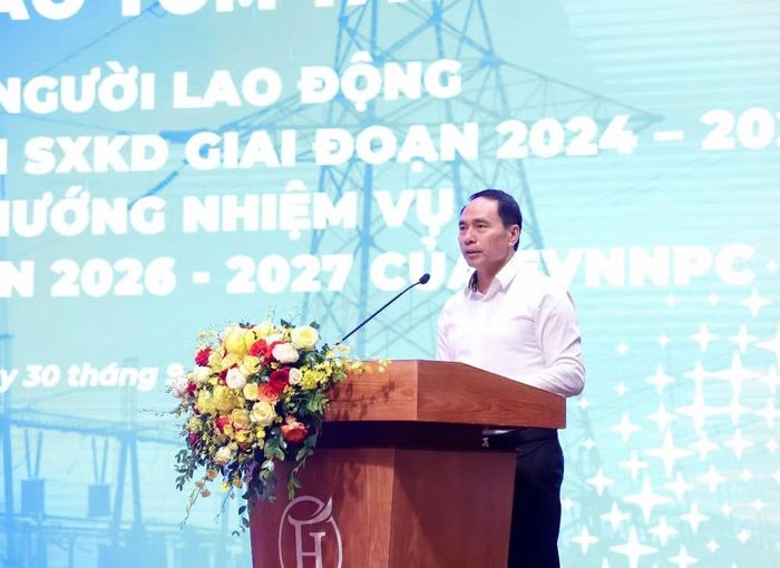Ông Nguyễn Sông Thao - Trưởng ban Kế hoạch báo cáo tóm tắt tình hình thực hiện Nghị quyết Hội nghị Người lao động lần thứ VI và kết quả SXKD các năm 2024-2025 và định hướng kế hoạch SXKD giai đoạn 2026-2027