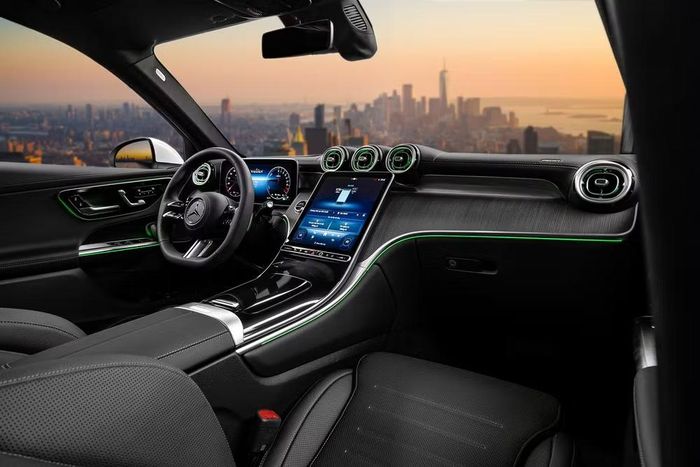 Thiết kế khoang lái của phiên bản Mercedes-Benz GLC 350e 4Matic - Ảnh: MBV