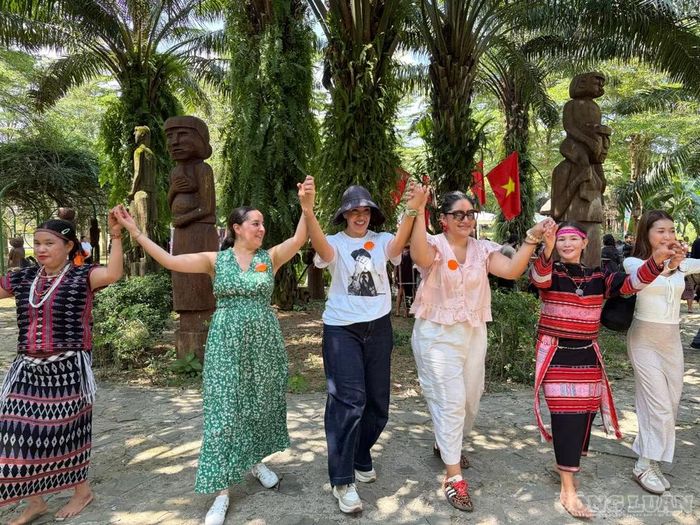 Đại biểu quốc tế trải nghiệm văn hóa ẩm thực và nghệ thuật trình diễn truyền thống của đồng bào Tây Nguyên