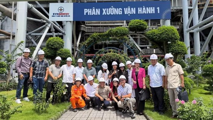 Phóng viên các cơ quan báo chí và Ban lãnh đạo Công ty Nhiệt điện Duyên Hải chụp hình lưu niệm