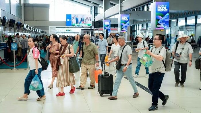 Hành khách di chuyển qua cảng hàng không quốc tế Nội Bài. Ảnh: NIA.