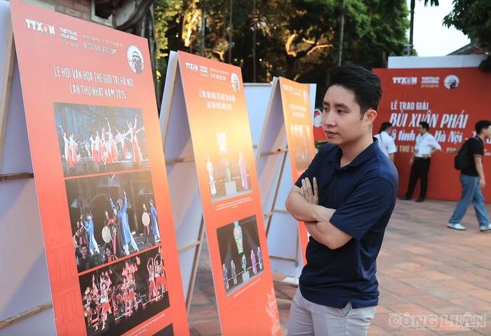Công chúng tham quan không gian trưng bày tác phẩm được đề cử tại Giải thưởng Bùi Xuân Phái lần thứ 19