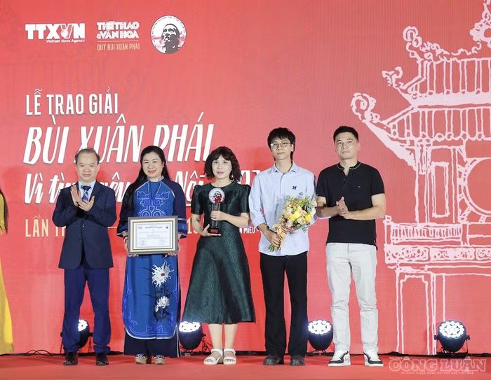 Vở kịch “Quân khu Nam Đồng” của Nhà hát Tuổi trẻ Việt Nam nhận tặng thưởng của Hội đồng Giám khảo