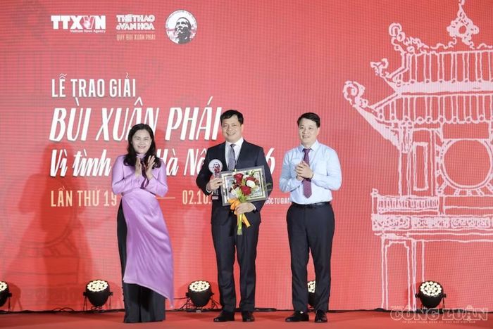 Đại diện Văn Miếu - Quốc Tử Giám nhận giải Hạng mục Việc làm