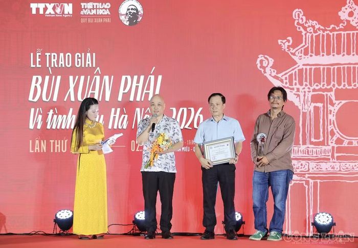 Vở cải lương "Người con gái Hà Thành" của Nhà hát Cải lương Hà Nội (kịch bản Nguyễn Toàn Thắng; đạo diễn NSND Triệu Trung Kiên) được trao giải đề cử tác phẩm