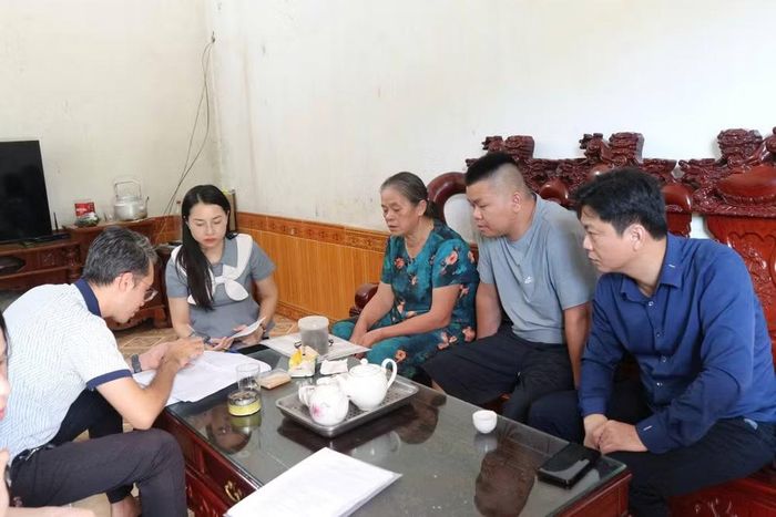 Lãnh đạo UBND phường Tân Giang trực tiếp gặp gỡ, trao đổi, tháo gỡ vướng mắc, tạo đồng thuận trong bàn giao mặt bằng - Ảnh: TG.