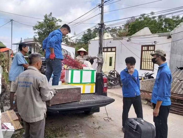  Lực lượng đoàn thanh niên hỗ trợ người dân di chuyển đồ đạc trong quá trình giải phóng mặt bằng. ﻿ Ảnh: TG. 